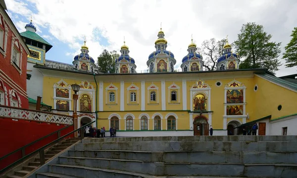 聖地巡礼 プスコフ ペチェールスキー修道院 — ストック写真