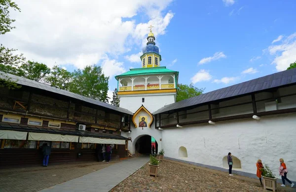 Kutsal Koğuş Pskov-Pechersky Manastırı 'na yolculuk