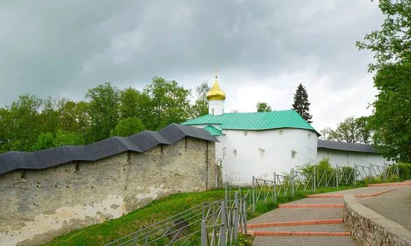 可前往Pskov Pechersky修道院 — 图库照片