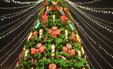 Şehrin Yeni Yıl ve Noel elektrik dekorasyonları, Manezhnaya Meydanı