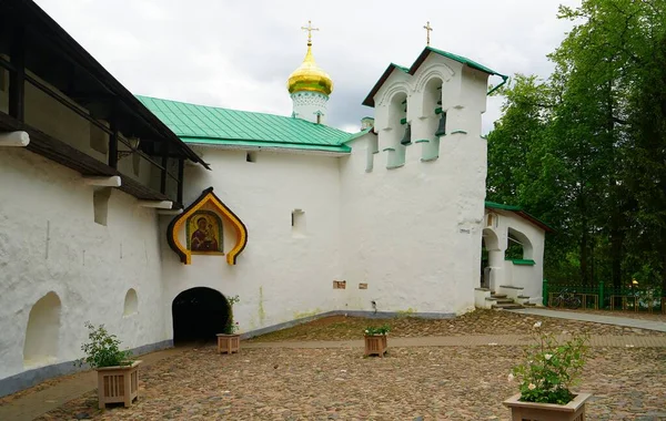 Maiausflug Zum Pskov Petschersky Kloster — Stockfoto