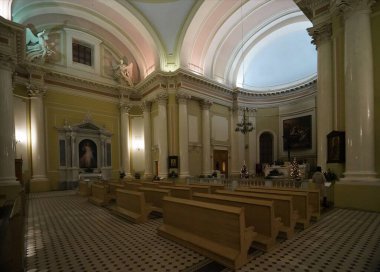 Nevsky Prospect 'teki St. Catherine Bazilikası' nda akşam ayini. Yeni yıl arifesi.