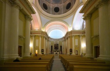 Nevsky Prospect 'teki St. Catherine Bazilikası' nda akşam ayini. Yeni yıl arifesi.