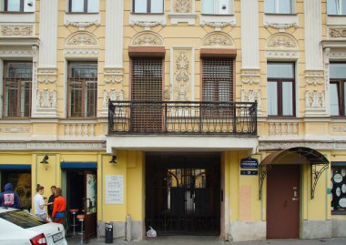 Sıcak bir yaz akşamı ve tarihi bir binanın ön cephesinin bir parçası olan Griboyedov Kanalı 'nın setinde bir yürüyüş.