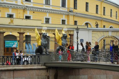 A warm summer evening and a walk along the embankment of the Griboyedov Canal, Bank Bridge and the Financial University
