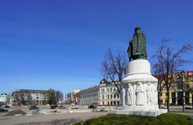 Sabah yürüyüşü ve şehir mimarisi manzarası