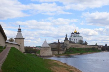 Bir tarih ve mimarlık abidesi Pskov Kremlin