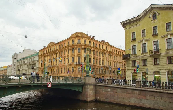 Ciepły Letni Wieczór Spacer Wzdłuż Nabrzeża Kanału Gribojedowa Fragment Fasady — Zdjęcie stockowe