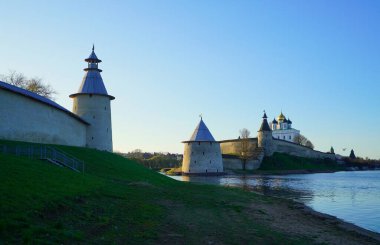 Sıcak bir Mayıs sabahında Pskov Kremlin 'in etrafında ilginç bir yürüyüş.