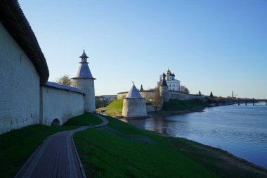 Sıcak bir Mayıs sabahında Pskov Kremlin 'in etrafında ilginç bir yürüyüş.