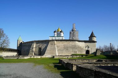 Sıcak bir Mayıs sabahında Pskov Kremlin 'in etrafında ilginç bir yürüyüş.