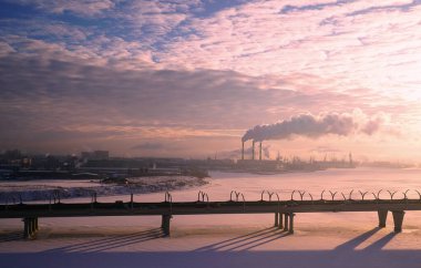 Soğuk bir kış sabahı ve Vasilievsky Adası 'ndan yüksek hızlı yol manzarası.