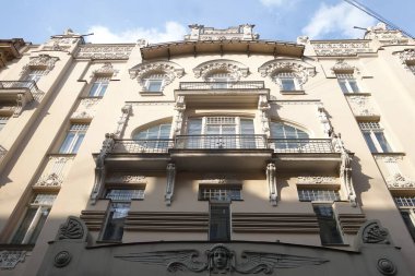 Nouveau tarzı Kuzey Sanatı cephesinin mimari tasarımının bir parçası, şehir merkezinde bina.