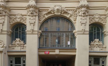 Nouveau tarzı Kuzey Sanatı cephesinin mimari tasarımının bir parçası, şehir merkezinde bina.