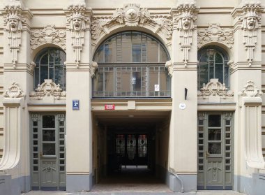 Nouveau tarzı Kuzey Sanatı cephesinin mimari tasarımının bir parçası, şehir merkezinde bina.