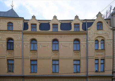 Nouveau tarzı Kuzey Sanatı cephesinin mimari tasarımının bir parçası, şehir merkezinde bina.