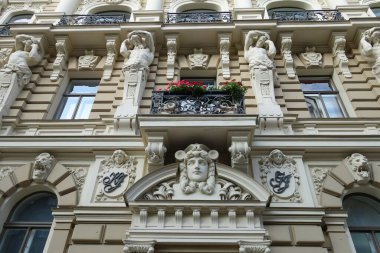 Nouveau tarzı Kuzey Sanatı cephesinin mimari tasarımının bir parçası, şehir merkezinde bina.