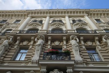 Nouveau tarzı Kuzey Sanatı cephesinin mimari tasarımının bir parçası, şehir merkezinde bina.