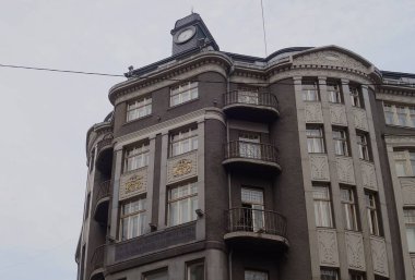 Nouveau tarzı Kuzey Sanatı cephesinin mimari tasarımının bir parçası, şehir merkezinde bina.