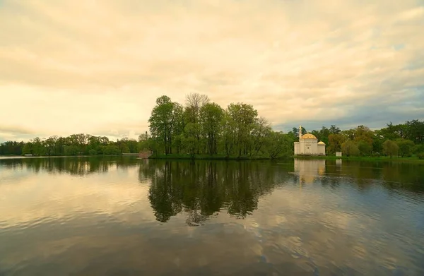 Tsarskoe Selo Bolshoy Pond和Turkish Baath的Catherine公园上午散步 — 图库照片