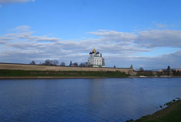 Caminhada Interessante Torno Delicioso Pskov Kremlin Uma Manhã Quente Maio — Fotografia de Stock