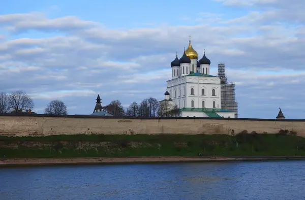 Цікава Прогулянка Чарівним Псковом Кремлем Теплого Травневого Ранку — стокове фото