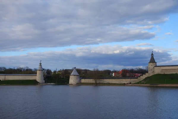 Intressant Promenad Runt Den Förtjusande Pskov Kreml Varm Maj Morgon — Stockfoto