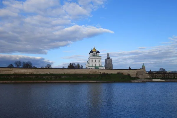 Interessante Wandeling Rond Het Prachtige Pskov Kremlin Een Warme Mei — Stockfoto