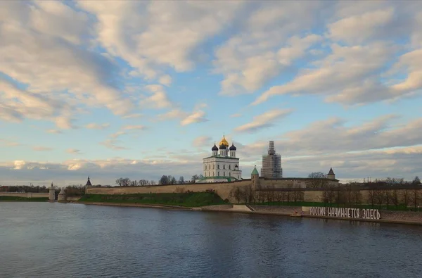 Цікава Прогулянка Чарівним Псковом Кремлем Теплого Травневого Ранку — стокове фото