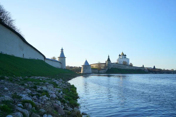 Цікава Прогулянка Чарівним Псковом Кремлем Теплого Травневого Ранку — стокове фото