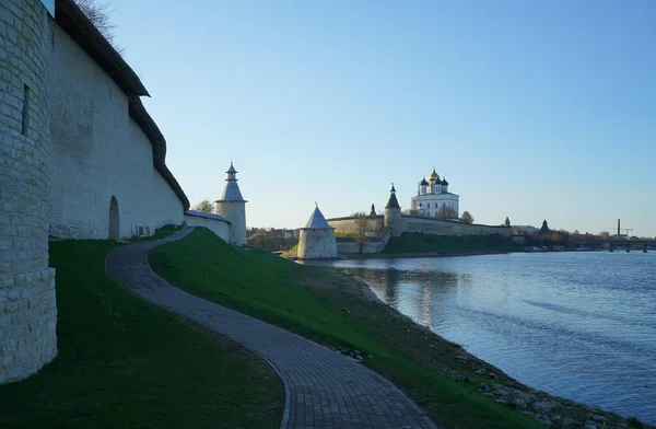 Zajímavá Procházka Nádherném Pskově Kremlu Teplého Květnového Rána — Stock fotografie