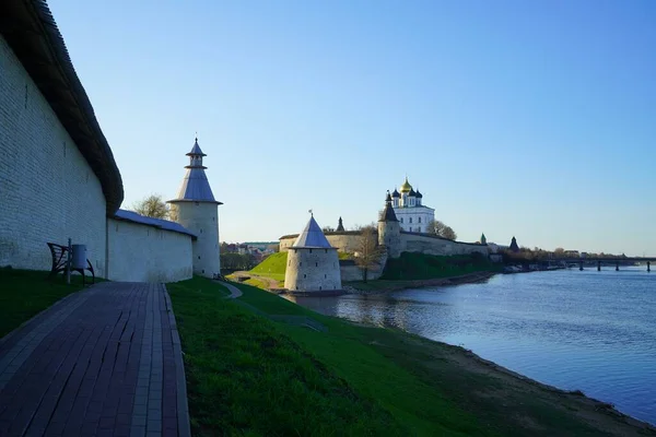 Intressant Promenad Runt Den Förtjusande Pskov Kreml Varm Maj Morgon — Stockfoto