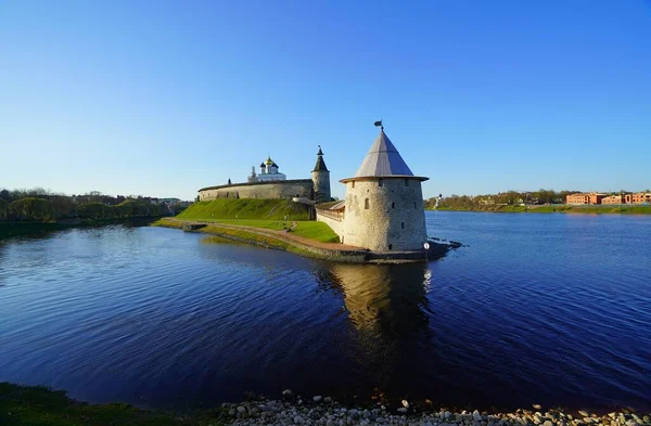 Interesante Paseo Por Encantador Kremlin Pskov Una Cálida Mañana Mayo — Foto de Stock