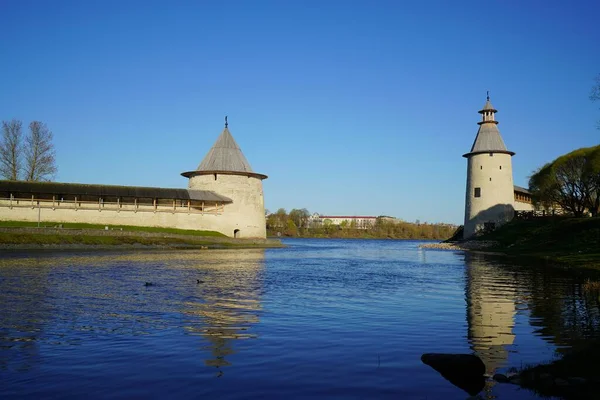 Caminhada Interessante Torno Delicioso Pskov Kremlin Uma Manhã Quente Maio — Fotografia de Stock