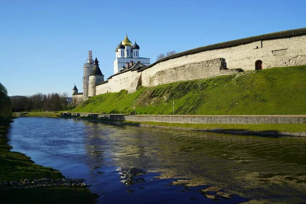 Цікава Прогулянка Чарівним Псковом Кремлем Теплого Травневого Ранку — стокове фото