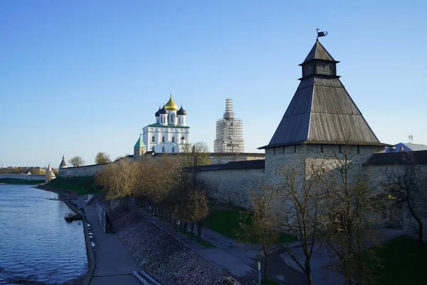 Caminhada Interessante Torno Delicioso Pskov Kremlin Uma Manhã Quente Maio — Fotografia de Stock