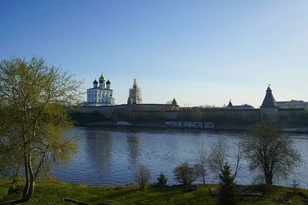 Цікава Прогулянка Чарівним Псковом Кремлем Теплого Травневого Ранку — стокове фото