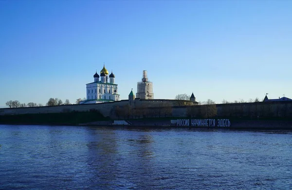 Цікава Прогулянка Чарівним Псковом Кремлем Теплого Травневого Ранку — стокове фото