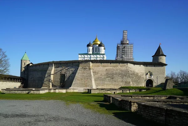 Promenade Intéressante Autour Charmant Kremlin Pskov Par Une Chaude Matinée — Photo