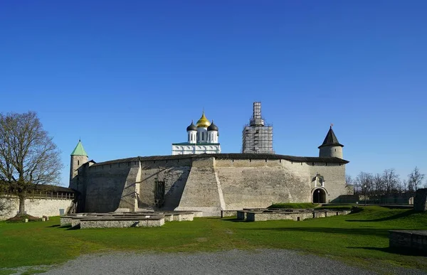 Interesante Paseo Por Encantador Kremlin Pskov Una Cálida Mañana Mayo —  Fotos de Stock