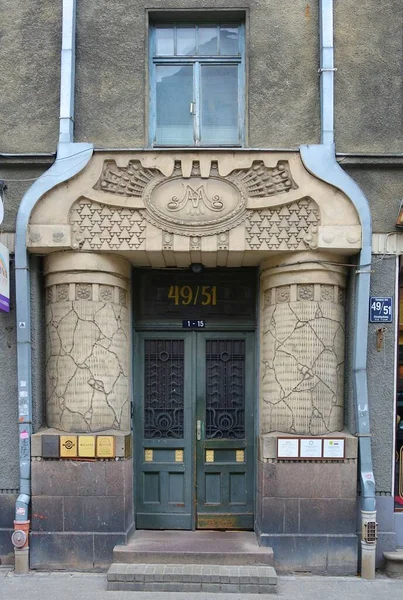 北アールヌーボー様式のファサードの建築デザインの断片 市内中心部の建物 — ストック写真