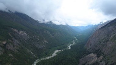 Buryatia 'nın en güzel doğal yerlerinde yaz yürüyüşü, bir dağ nehrinde durur.