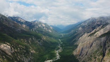 Buryatia 'nın en güzel doğal yerlerinde yaz yürüyüşü, bir dağ nehrinde durur.