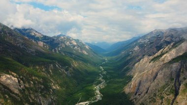 Buryatia 'nın en güzel doğal yerlerinde yaz yürüyüşü, bir dağ nehrinde durur.
