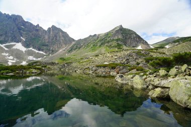 Buryatia 'nın en güzel doğal yerlerinde yaz yürüyüşü bir dağ gölünde durur.