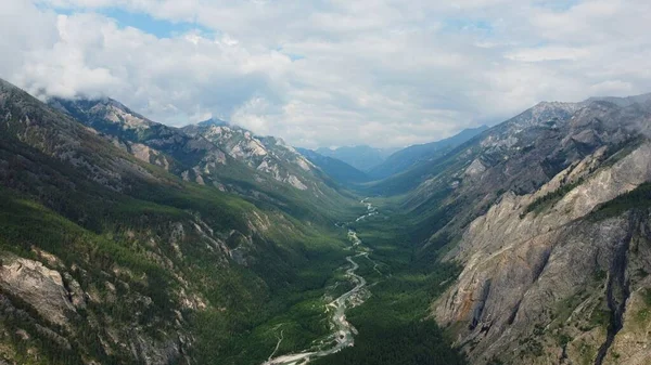 Buryatia 'nın en güzel doğal yerlerinde yaz yürüyüşü, bir dağ nehrinde durur.
