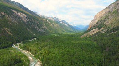 Buryatia 'nın en güzel doğal yerlerinde yaz yürüyüşü, bir dağ nehrinde durur.