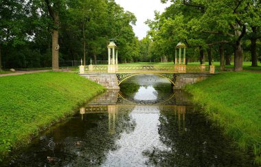 Tsarskoe Selo 'daki Alexander Park' ta yürü, Cross Bridge, Çin Köyü ve Çin Köprüsü