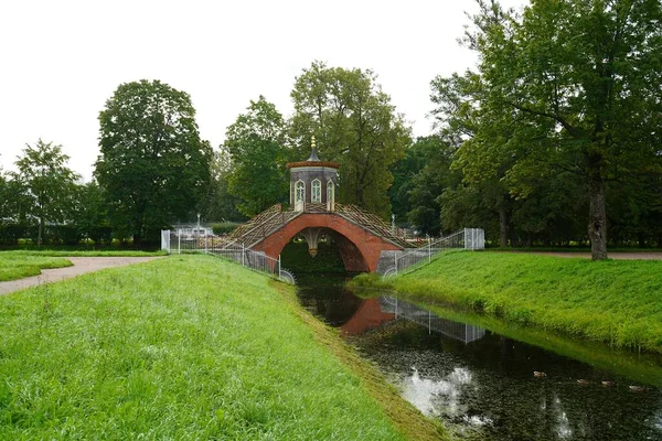 Tsarskoe Selo Cross Bridge Chinese Village China BridgeのAlexander Parkを歩く — ストック写真