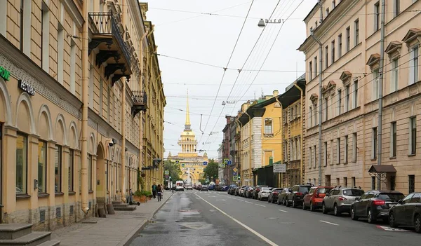 サンクトペテルブルクのGorokhovaya通りの夏の朝 — ストック写真